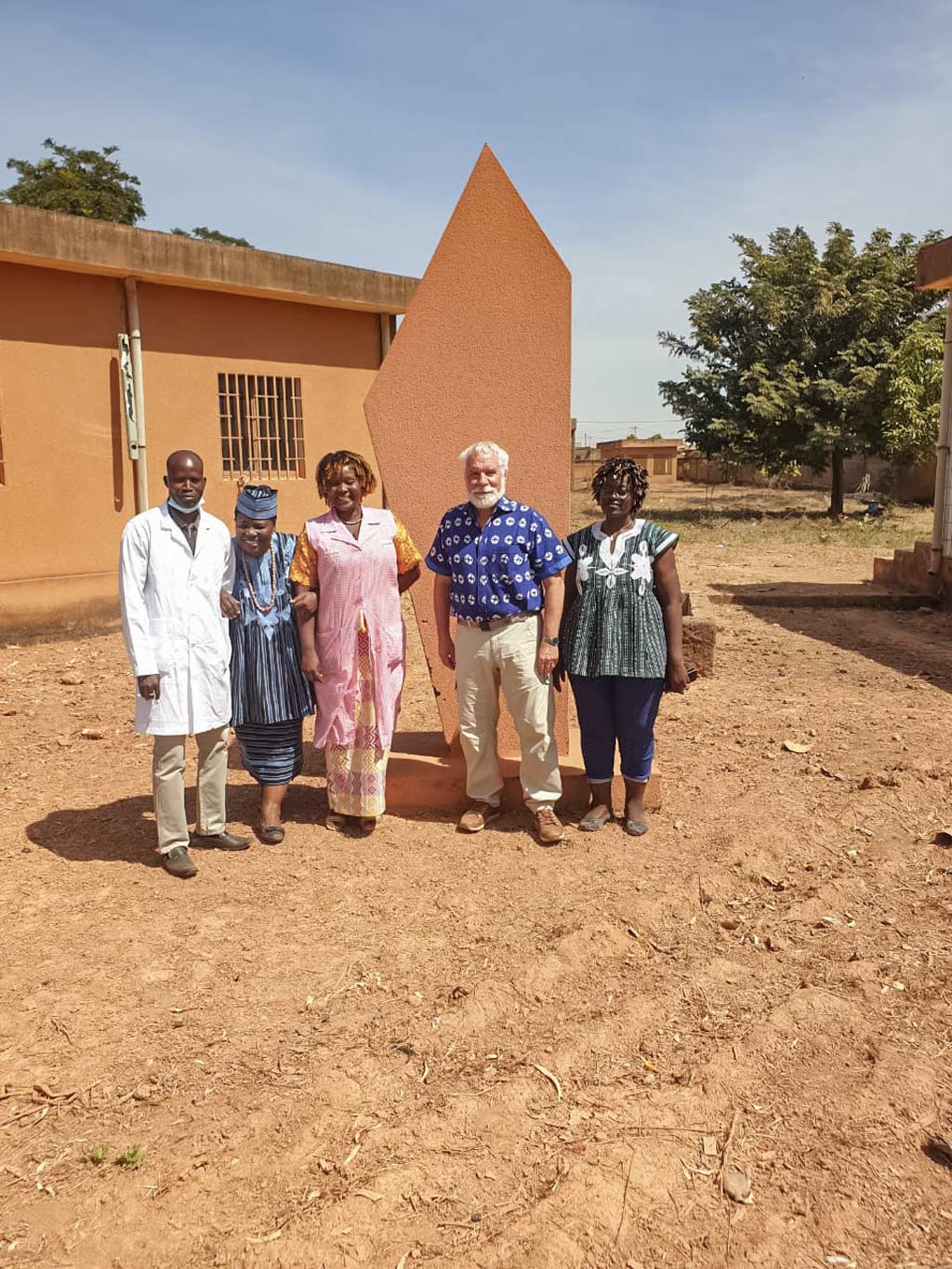 Foto vor dem Dispensaire de l'Hopital